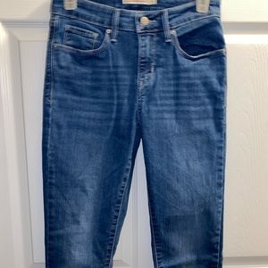 Levi Classic Mid Rise Skinny size 28